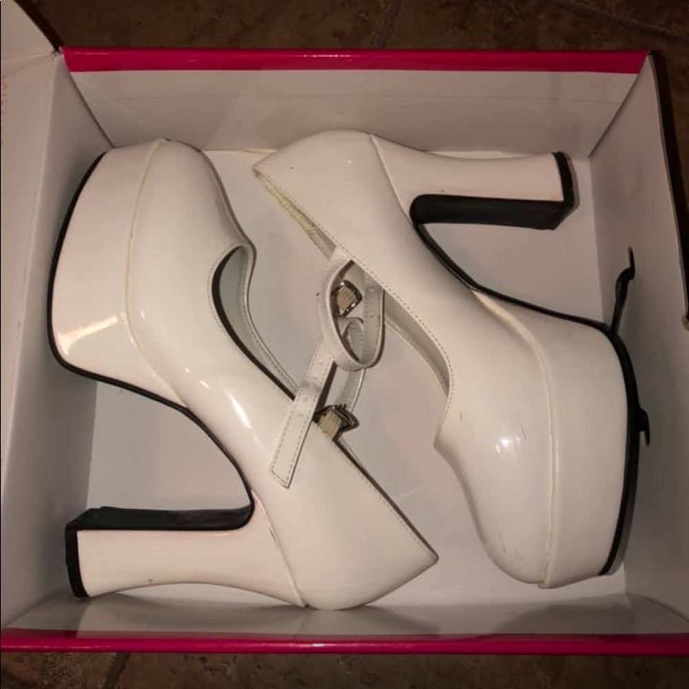 Women’s white 7 Mary Jane costume shoes